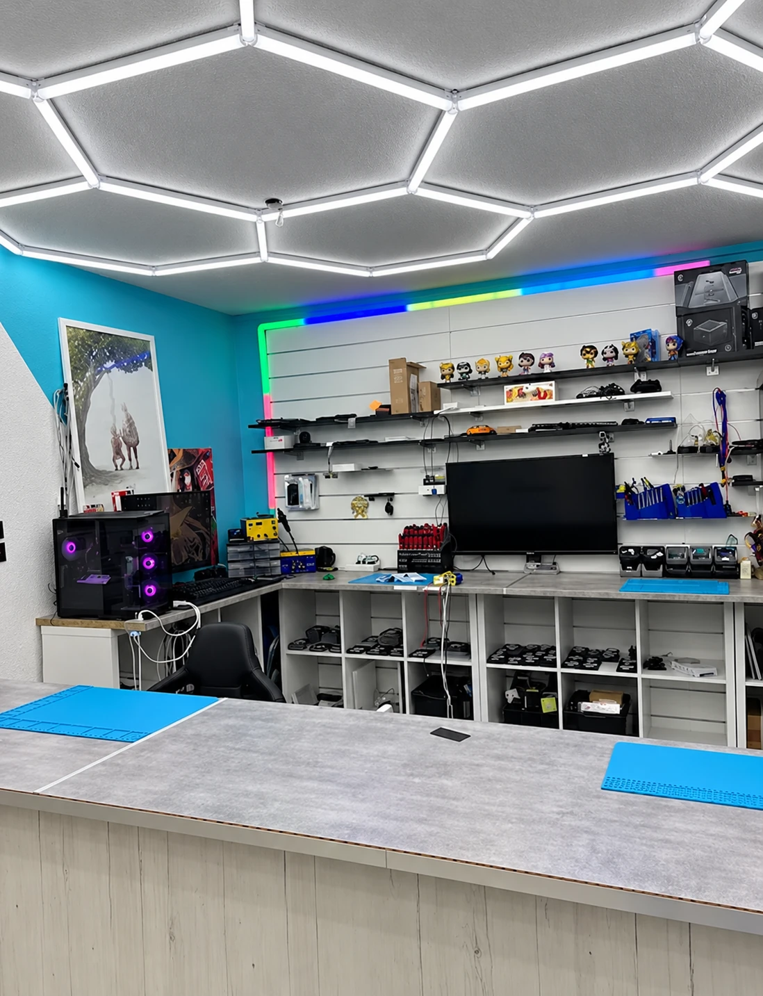Photographie retouchée de la boutique Phone Games Narbonne, avec son plafond hexagonal lumineux